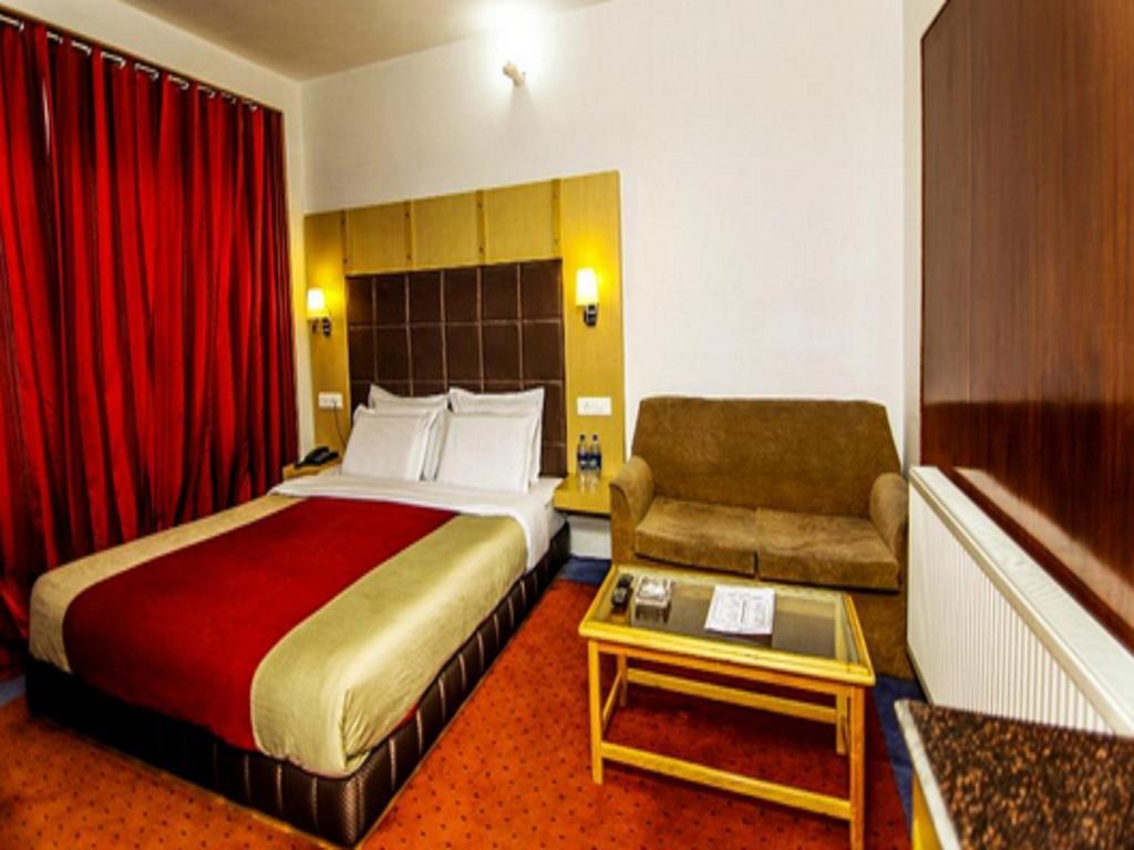 Holiday Plaza Hotel Srīnagar Exterior foto