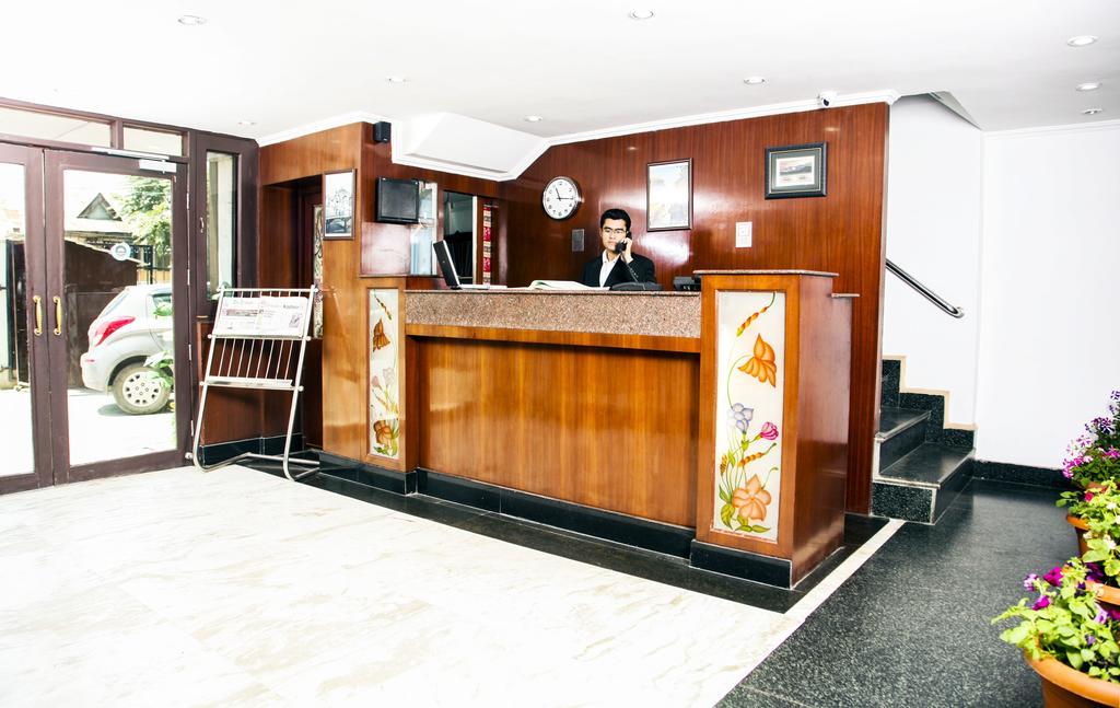 Holiday Plaza Hotel Srīnagar Exterior foto