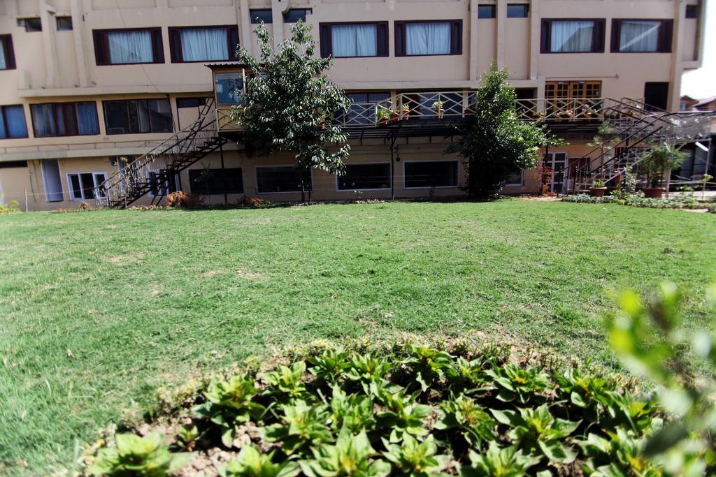 Holiday Plaza Hotel Srīnagar Exterior foto