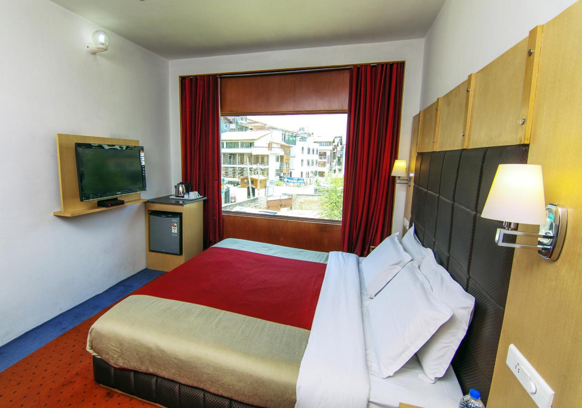 Holiday Plaza Hotel Srīnagar Exterior foto