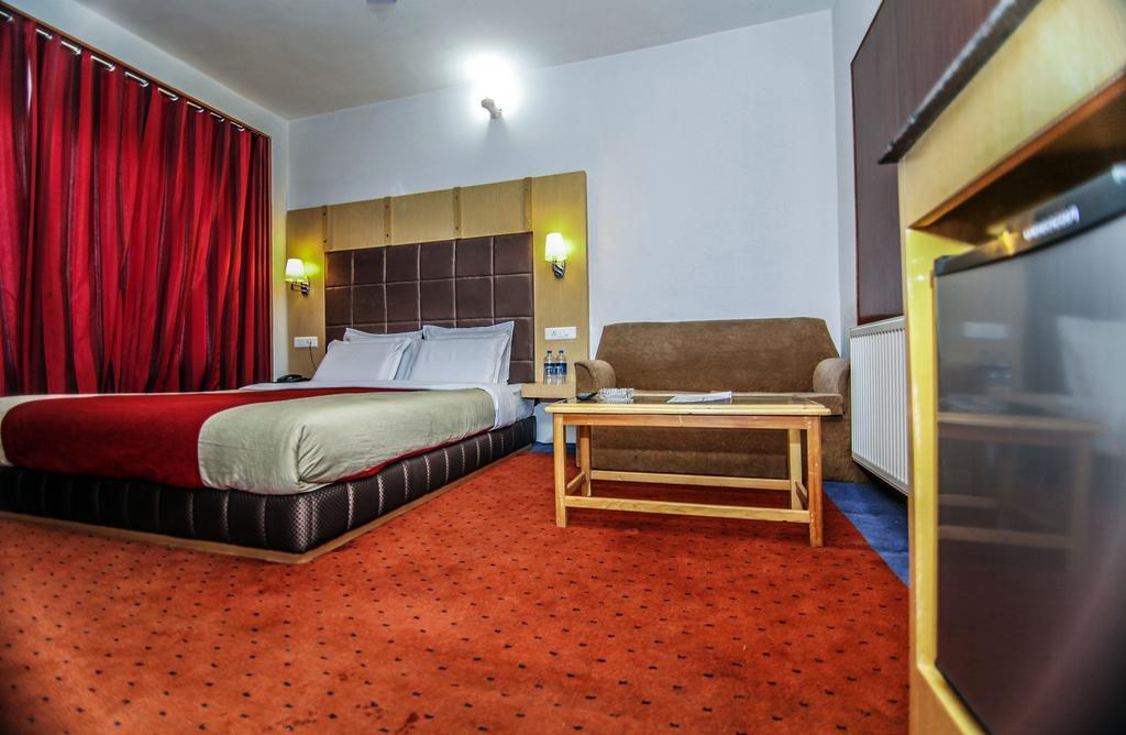 Holiday Plaza Hotel Srīnagar Exterior foto